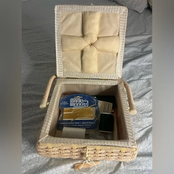 🧵 Vintage Wicker Sewing Basket with Winter Scene Lid 🎨 - Picture 8 of 8